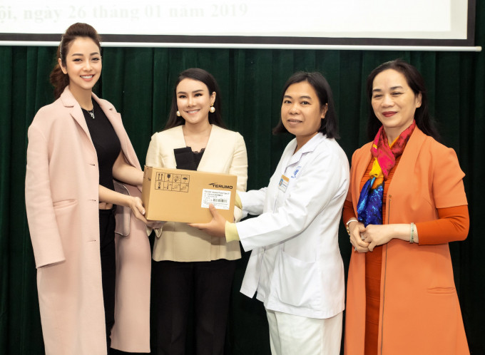 Jennifer Phạm phản ứng bất ngờ khi “chạm mặt” chồng cũ Quang Dũng ảnh 1 Mới đây, chương trình từ thiện kết hợp với Quỹ hỗ trợ bênh nhi VN trao tặng 4 máy truyền dịch và bơm tiêm và hỗ trợ 50 trường hợp khó khăn điều trị tại Bệnh viện Nhi Trung Ương Hà Nội.