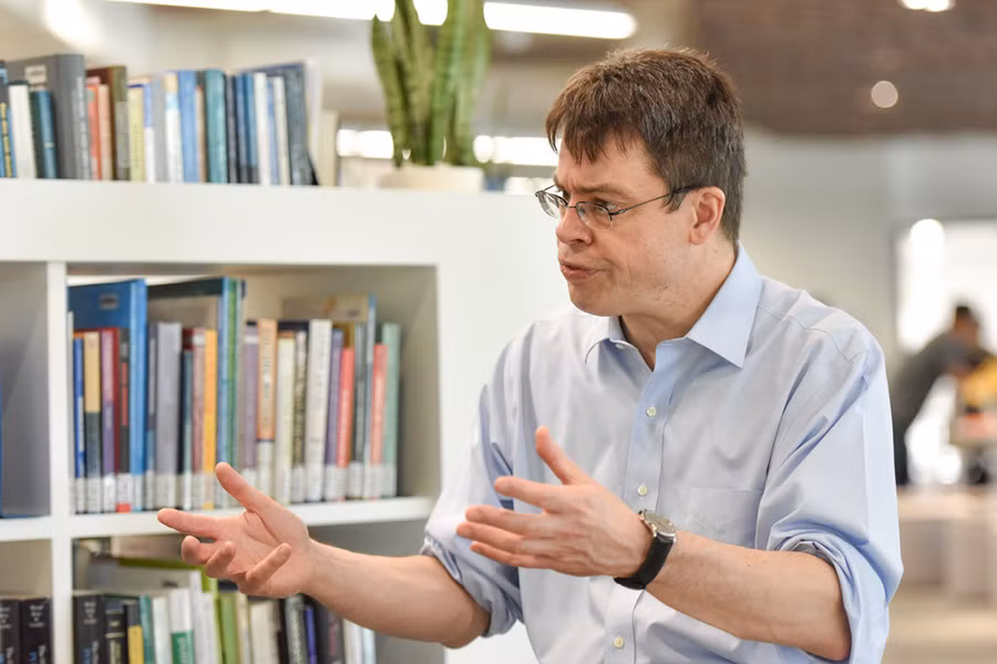 GS Harvard: Dung tro thanh nguoi vua kieu cang, vua thieu hieu biet hinh anh 4