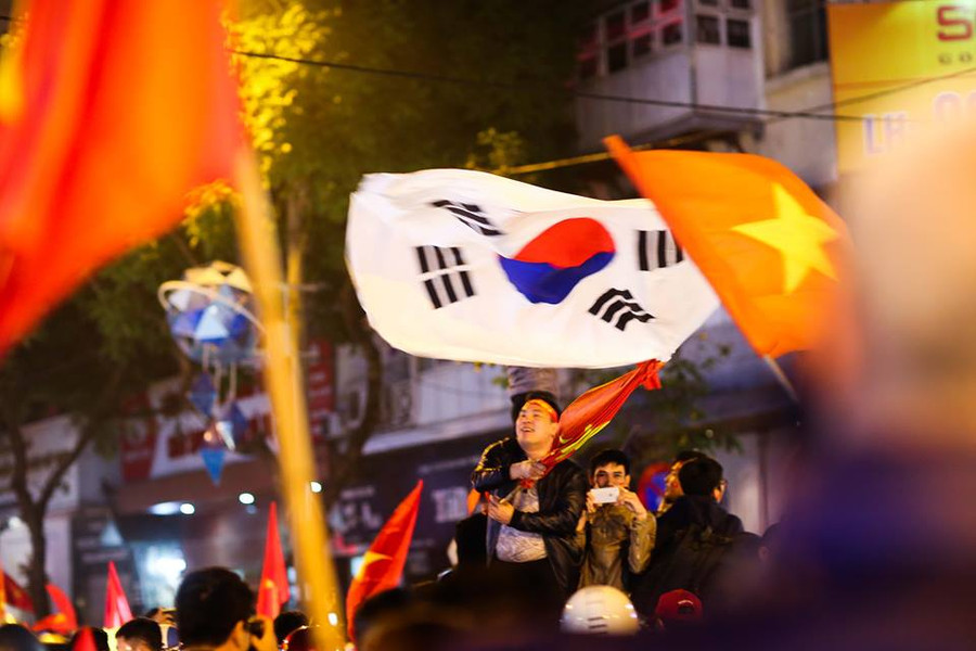 Cờ Việt Nam và cờ Hàn Quốc - quê hương của HLV Park Hang-seo tung bay trên khắp các tuyến đường.