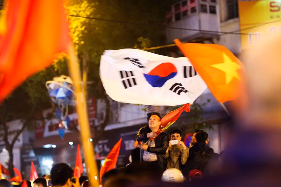 Cờ Việt Nam và cờ Hàn Quốc - quê hương của HLV Park Hang-seo tung bay trên khắp các tuyến đường.