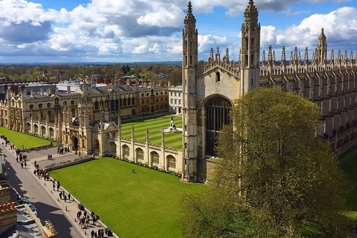 7- Đại học Cambridge (Anh) với khuôn viên siêu đẹp và dịu mắt.