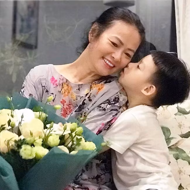Mang danh mĩ nhân showbiz nhưng Hà Tăng, Tú Anh, Đan Lê, Lê Phương... vẫn bị dìm hàng khi đứng cạnh mẹ ruột - Ảnh 5.