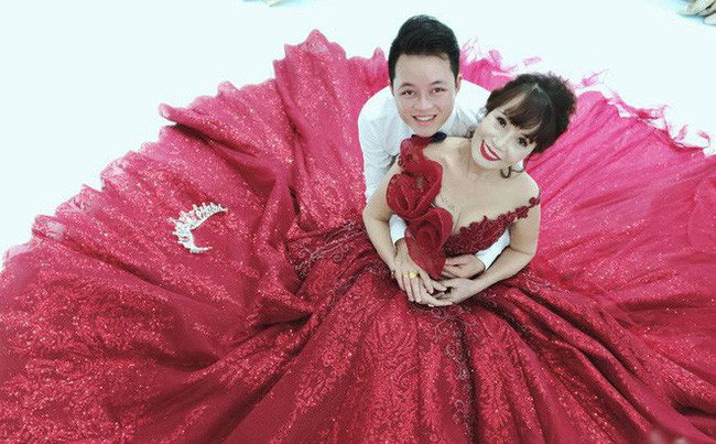 Bức xúc tố bạn thân cướp nick, cô dâu 62 tuổi thừa nhận lừa dối mọi người để câu view bán hàng online? - Ảnh 4. Bức xúc tố bạn thân cướp nick, cô dâu 62 tuổi thừa nhận lừa dối mọi người để câu view bán hàng online? - Ảnh 4.