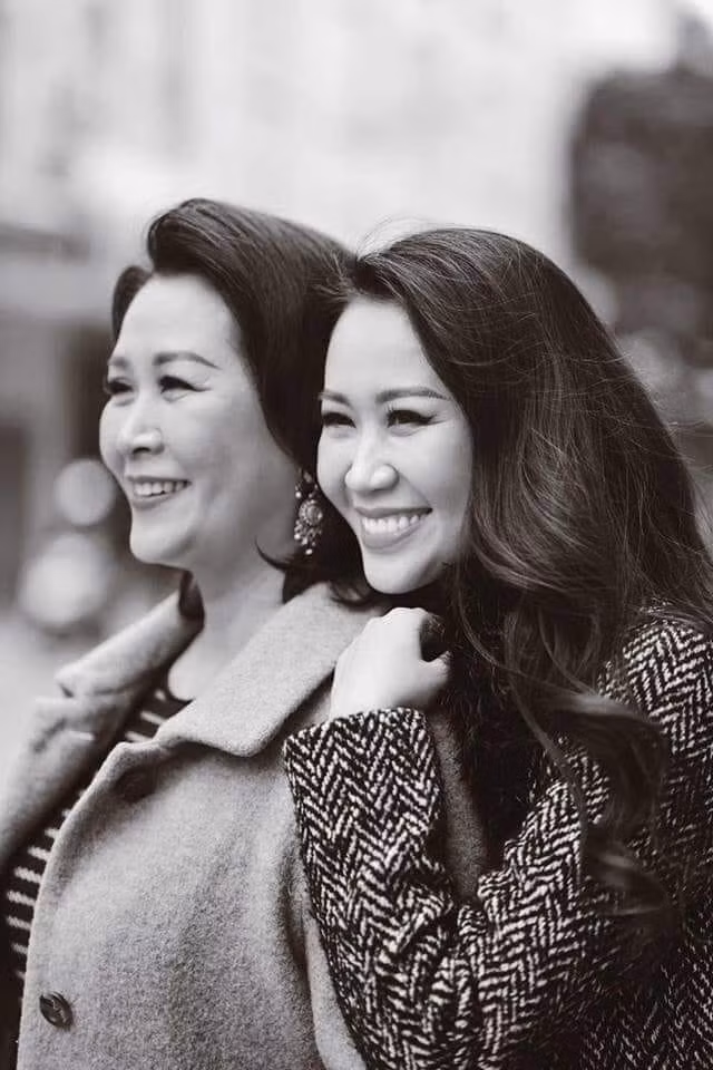 Mang danh mĩ nhân showbiz nhưng Hà Tăng, Tú Anh, Đan Lê, Lê Phương... vẫn bị dìm hàng khi đứng cạnh mẹ ruột - Ảnh 8.