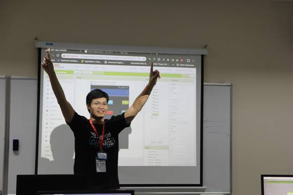 Anh Quang trong buổi chia sẻ tại trường THCS Đoàn Thị Điểm