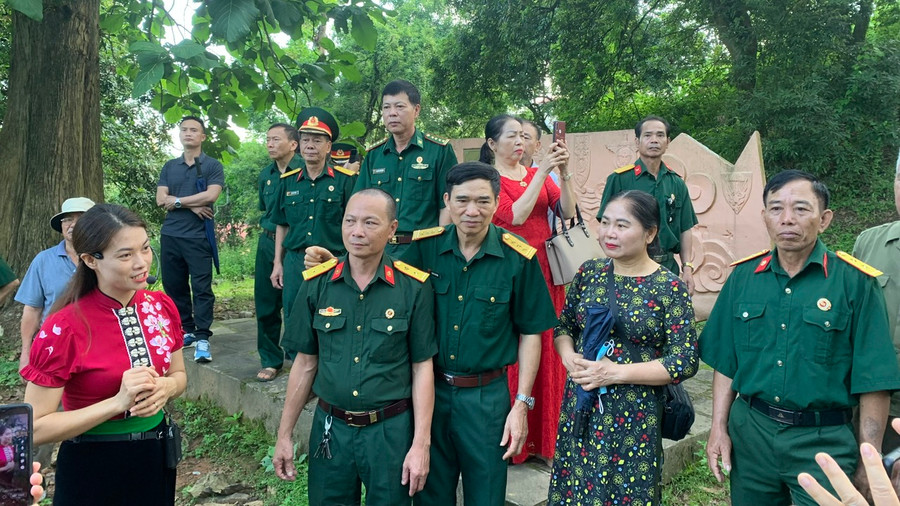 Đoàn cựu chiến binh thị xã Sơn Tây, TP Hà Nội chăm chú lắng nghe hướng dẫn viên nói về trận đánh đồi A1. Đoàn cựu chiến binh thị xã Sơn Tây, TP Hà Nội chăm chú lắng nghe hướng dẫn viên nói về trận đánh đồi A1.