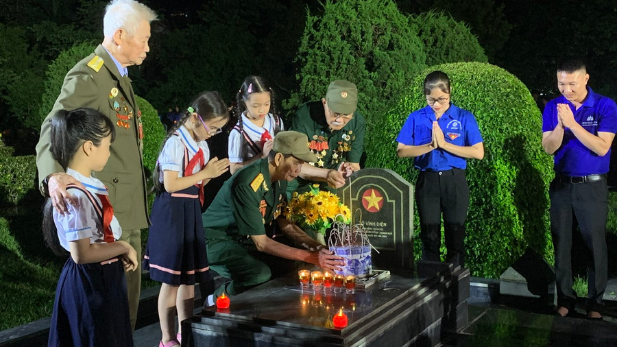 Các cựu chiến binh cùng thiếu nhi thắp hương tại Nghĩa trang liệt sĩ A1. Các cựu chiến binh cùng thiếu nhi thắp hương tại Nghĩa trang liệt sĩ A1.