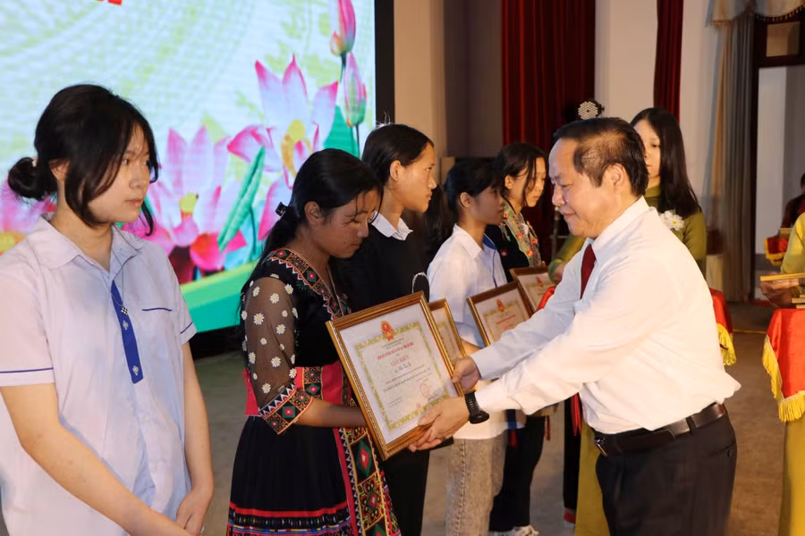 190 học sinh có thành tích tiêu biểu trong phong trào thi đua được UBND tỉnh tặng giấy khen. 