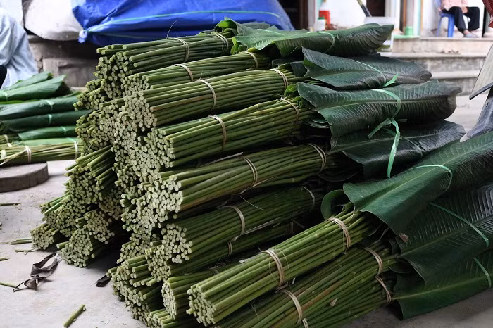 Những bó lá đợi xe ô tô tới chuyển đi.