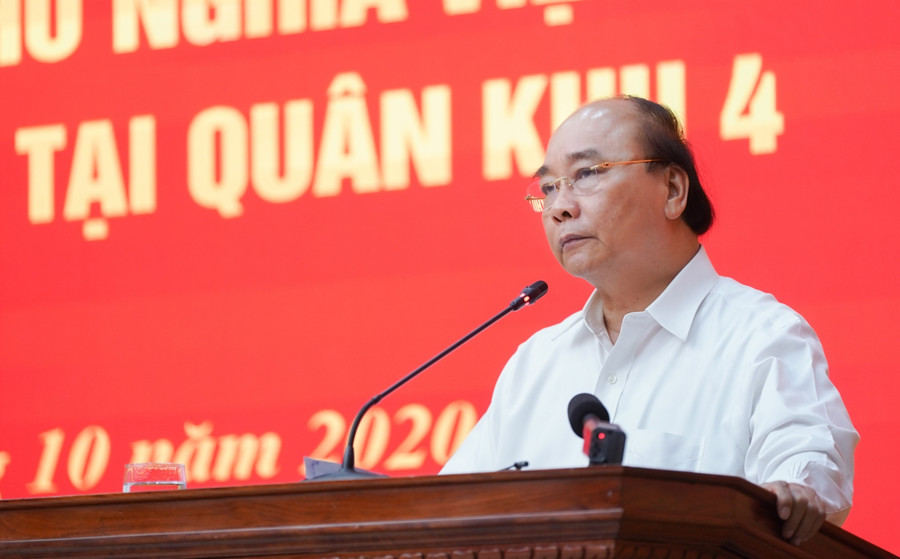 Thủ tướng gửi lời chia buồn và động viên tới các chiến sỹ Quân khu 4. Ảnh VGP/Quang Hiếu