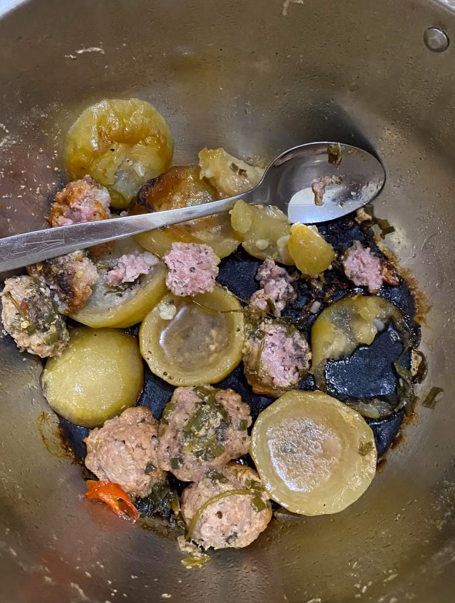 Cắt gọt bí đẹp đẽ để nhồi thịt xong cho lên bếp hầm mà quên mất tiêu.