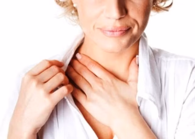 Tình trạng ngứa rát cổ họng sẽ nhanh chóng dịu đi nhờ uống mật ong