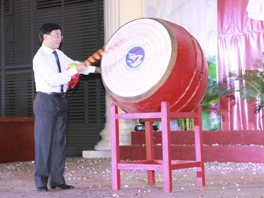 Trường Đại học Vinh khai giảng năm học mới 