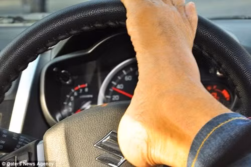 Cấp bằng lái cho tài xế lái xe bằng... chân ảnh 4