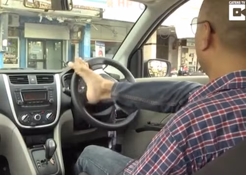 Cấp bằng lái cho tài xế lái xe bằng... chân ảnh 5