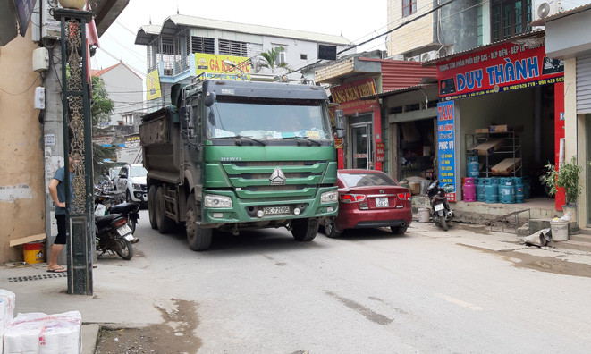 Người dân Tây Tựu khốn khổ vì xe tải "ném bụi" vào mặt ảnh 2 Chú thích ảnh