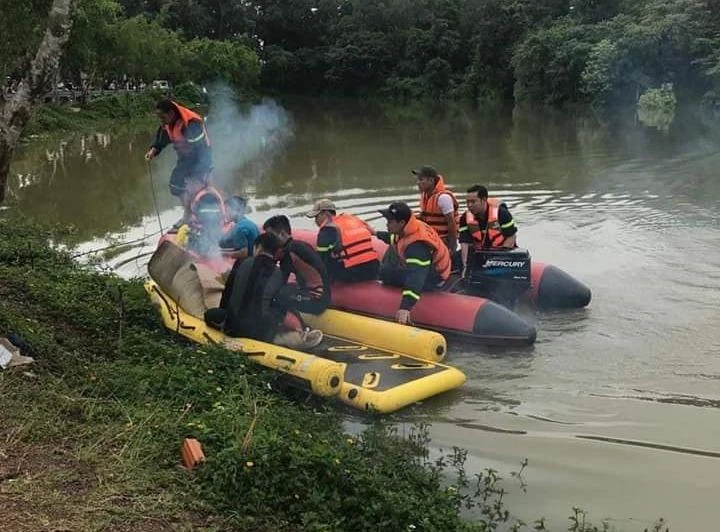 Cơ quan chức năng đưa thi thể nạn nhân vào bờ.