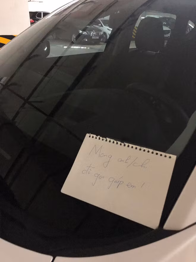 Người đàn ông để lại tờ giấy nhắc.