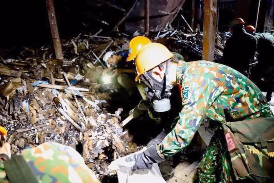 Vụ cháy của Công ty Rạng Đông là sự cố nghiêm trọng về môi trường, gây ảnh hưởng lớn về sức khoẻ, đời sống, sinh hoạt người dân quanh khu vực (Trong ảnh: Các vật liệu từ hiện trường vụ cháy được gom lại để đem đi xử lý).