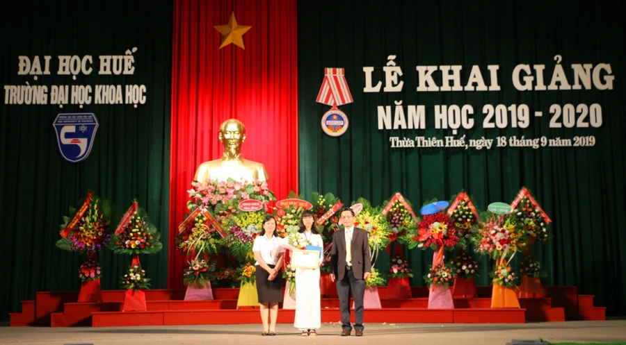 Trao thưởng cho tân sinh viên Hà Phương Hoàng Mai ngành Kỹ thuật phần mềm, thủ khoa Trường Đại học Khoa học Huế.