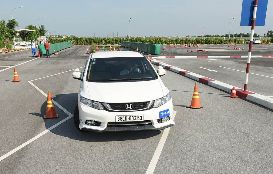 Mức học phí tại Trung tâm Đào tạo sát hạch lái xe Honda khoảng 20 triệu đồng/khóa (Trong ảnh: Học viên thực hành tay lái trong địa hình mô phỏng đường zíc zắc). Ảnh: Khánh Linh
