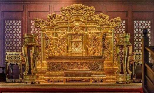 Ghế rồng rất linh thiêng, chỉ dành cho những người có thân phận cao quý, là bậc Thiên tử chân chính. 