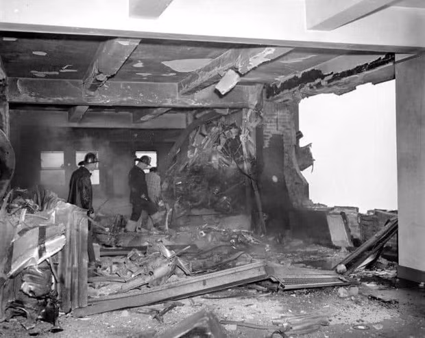 Tầng thứ 79 của tòa nhà Empire State hoàn toàn đổ nát sau vụ va chạm.