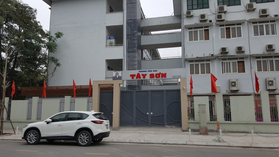 Trường Tiểu học Tây Sơn (quận Hai Bà Trưng) mở thêm một cổng trường để giảm ùn tắc Trường Tiểu học Tây Sơn (quận Hai Bà Trưng) mở thêm một cổng trường để giảm ùn tắc