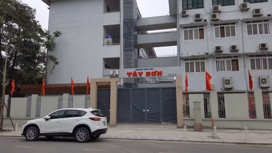 Trường Tiểu học Tây Sơn (quận Hai Bà Trưng) mở thêm một cổng trường để giảm ùn tắc