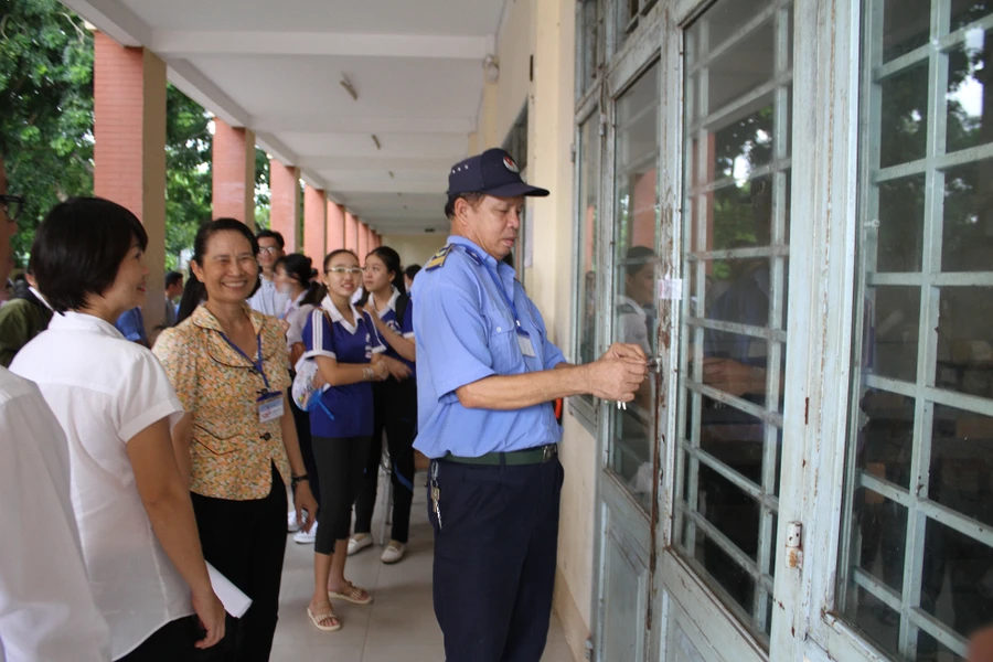 Bảo vệ là lực lượng cần và có ở tất cả các trường học, tuy nhiên hiện nay nhiều nơi vẫn còn thiếu. Ảnh: T.G