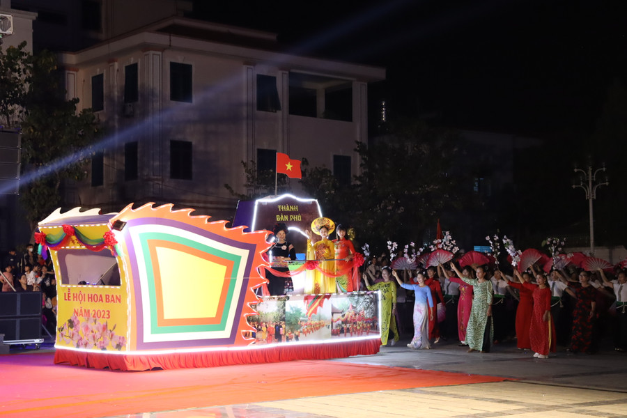 Xe diễu hành mô hình Thành Bản Phủ.