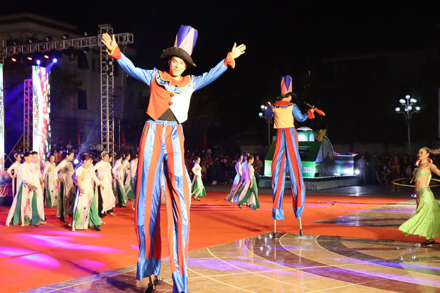 Nghệ sĩ đoàn nghệ thuật Trung ương tham gia biểu diễn tại chương trình.