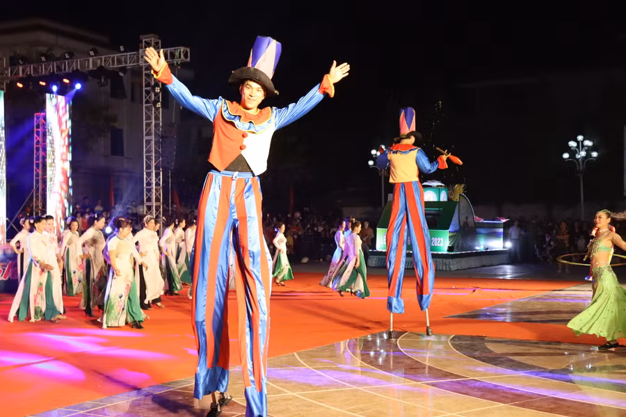 Nghệ sĩ đoàn nghệ thuật Trung ương tham gia biểu diễn tại chương trình.