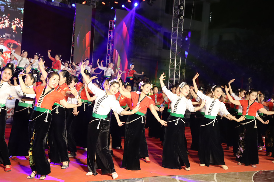 Điệu múa xoè dân tộc Thái.