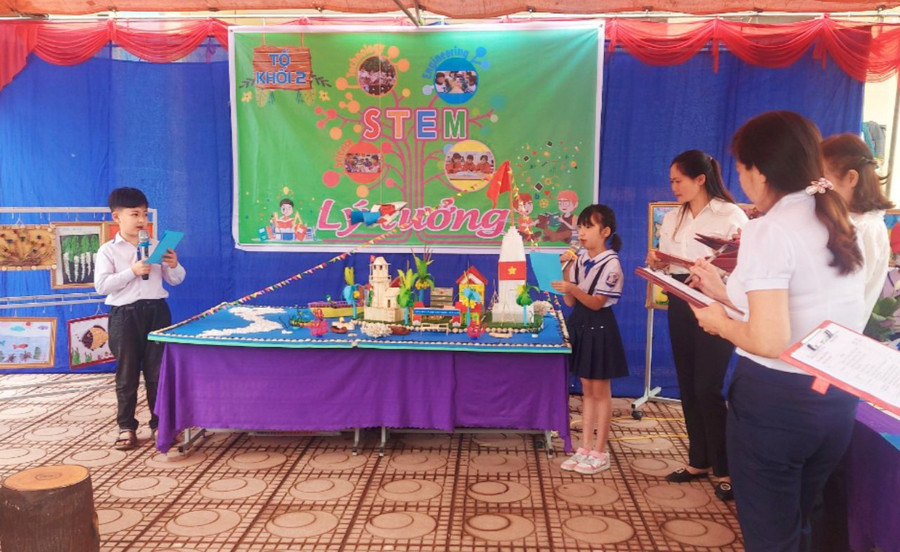 Học sinh trường Tiểu học số 2 thị trấn Tân Uyên tham dự Ngày hội STEM. Học sinh trường Tiểu học số 2 thị trấn Tân Uyên tham dự Ngày hội STEM.
