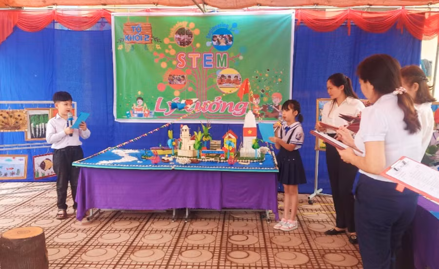 Học sinh trường Tiểu học số 2 thị trấn Tân Uyên tham dự Ngày hội STEM.