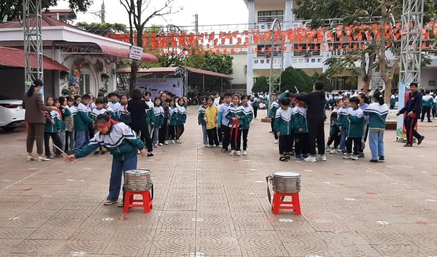 Các hoạt động trải nghiệm được tổ chức theo phương châm “học mà chơi, chơi mà học”. Các hoạt động trải nghiệm được tổ chức theo phương châm “học mà chơi, chơi mà học”.