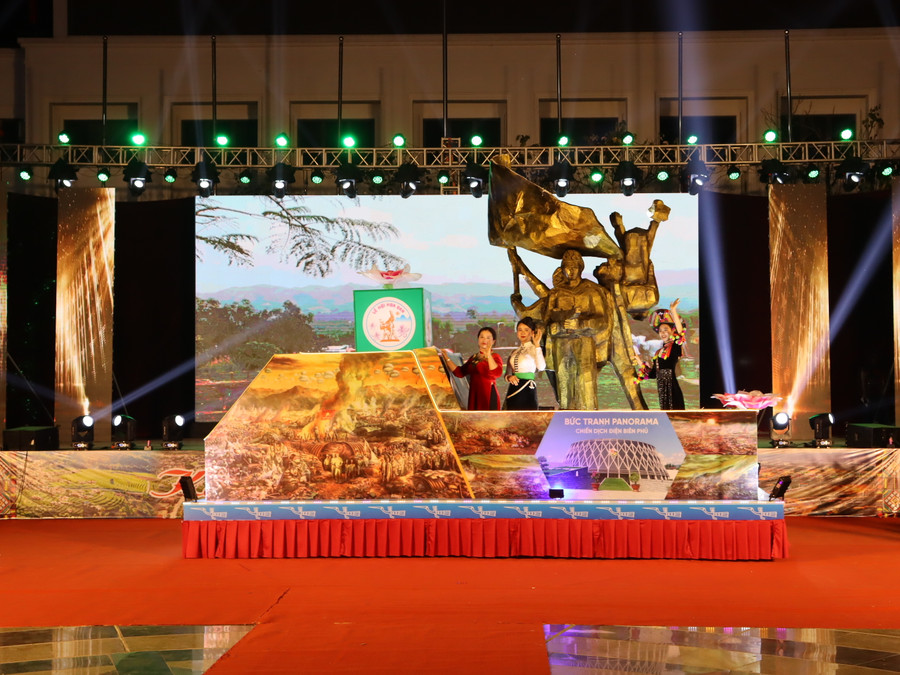 Xe diễu hành mô hình Tượng đài Điện Biên Phủ.