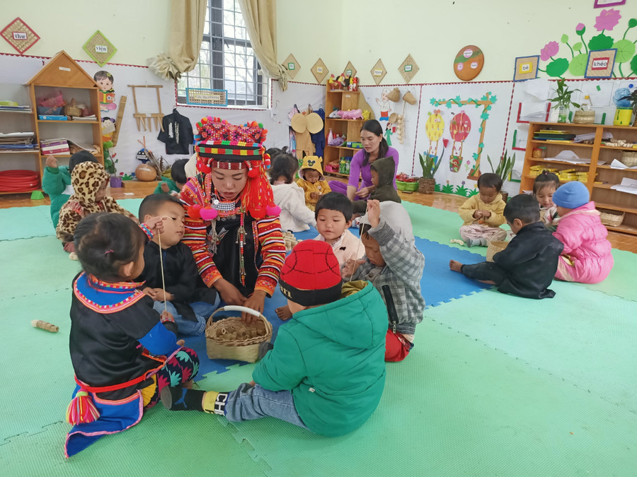 Trẻ được tham gia làm đồ dùng, đồ chơi cùng giáo viên và phụ huynh. Trẻ được tham gia làm đồ dùng, đồ chơi cùng giáo viên và phụ huynh.