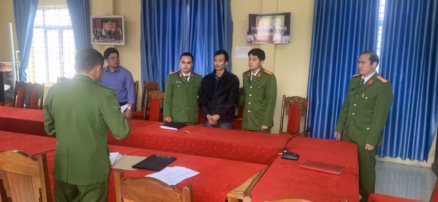 Cơ quan Cảnh sát điều tra, Công an huyện Sìn Hồ đọc lệnh bắt tạm giam để điều tra với đối tượng Vũ Duy Biên.