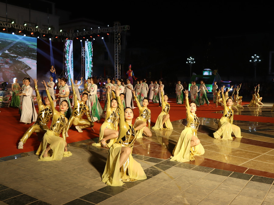 Chương trình có sự tham gia của hơn 700 nghệ sĩ, nghệ nhân và diễn viên quần chúng.