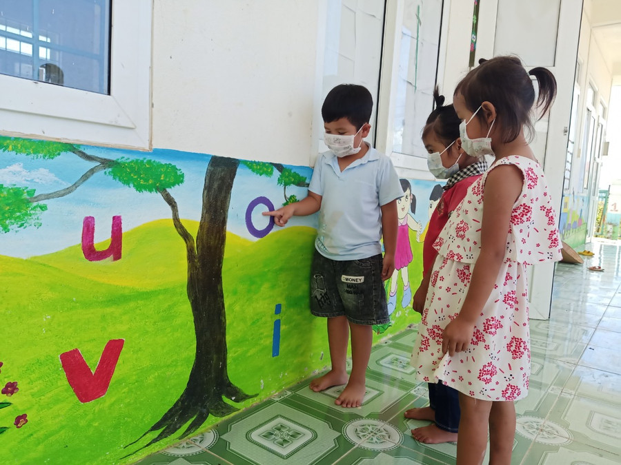 Tạo môi trường học tiếng Việt cho trẻ trong khuôn viên nhà trường. Tạo môi trường học tiếng Việt cho trẻ trong khuôn viên nhà trường.