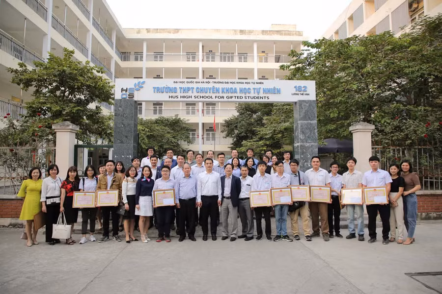 Các thầy cô chúc mừng những học sinh xuất sắc của trường đạt thành tích trong các cuộc thi Olympic quốc tế. Ảnh: NVCC.