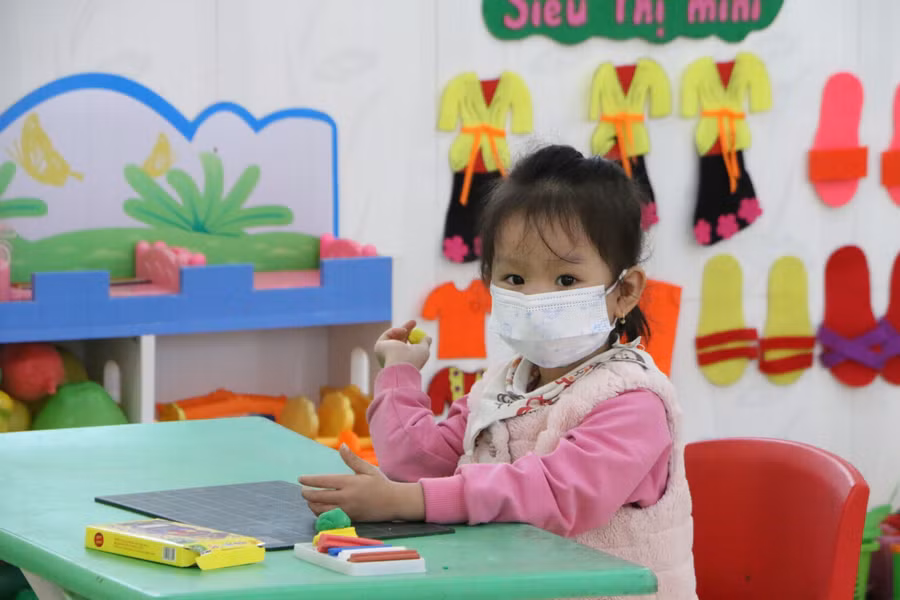 Học sinh Trường Mầm non Tiên Tân đi học trở lại ngày 22/11. Ảnh: Khôi Nguyên.