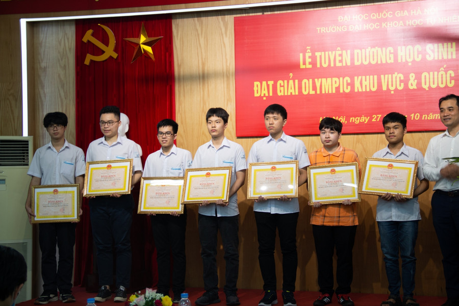 Học sinh Trường THPT Chuyên Khoa học Tự nhiên (Trường ĐH Khoa học tự nhiên - ĐH Quốc gia Hà Nội) đạt giải Olympic quốc tế được tuyên dương. Ảnh: NVCC.