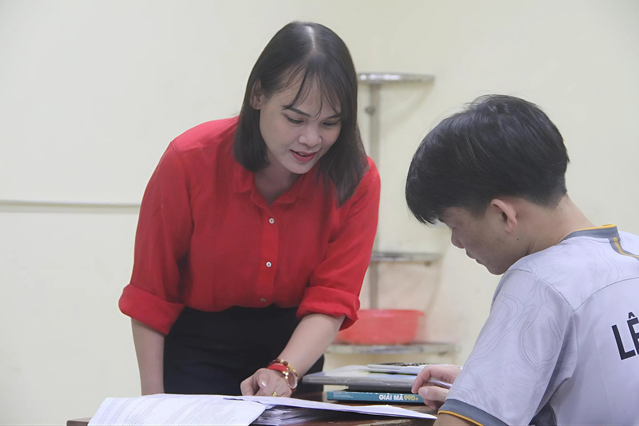 Giáo viên tận tình hướng dẫn, ôn bài cho học sinh. Ảnh: Phạm Tâm Giáo viên tận tình hướng dẫn, ôn bài cho học sinh. Ảnh: Phạm Tâm