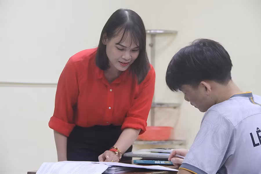 Giáo viên tận tình hướng dẫn, ôn bài cho học sinh. Ảnh: Phạm Tâm