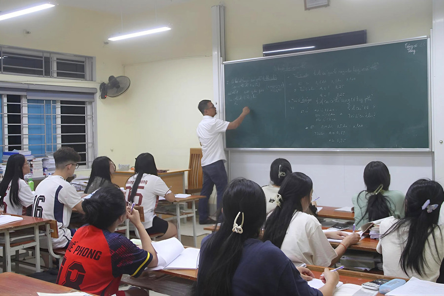 Lớp ôn thi tốt nghiệp vào buổi tối ở Trường Phổ thông DTNT THPT số 2 Nghệ An. Ảnh: Phạm Tâm