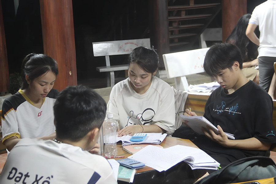 Các em học sinh quyết tâm giành điểm cao trong kỳ thi sắp tới. Ảnh: Phạm Tâm Các em học sinh quyết tâm giành điểm cao trong kỳ thi sắp tới. Ảnh: Phạm Tâm