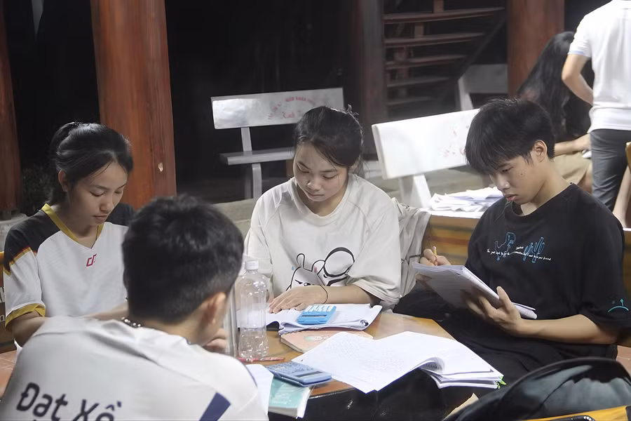 Các em học sinh quyết tâm giành điểm cao trong kỳ thi sắp tới. Ảnh: Phạm Tâm